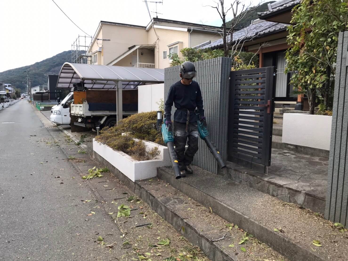 他にキンモクセイやハナミズキ等高さを下げる剪定が終わり、清掃作業を行って作業完了。